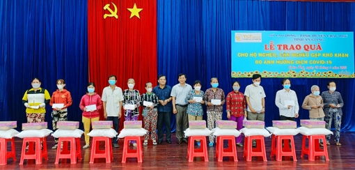 Trao 100 phần quà hỗ trợ hộ nghèo, hộ cân nghèo huyện Châu Phú