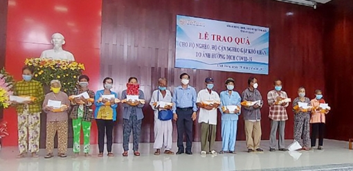 Trao quà hỗ trợ 100 hộ dân bị ảnh hưởng do dịch COVID-19 tại huyện Tịnh Biên