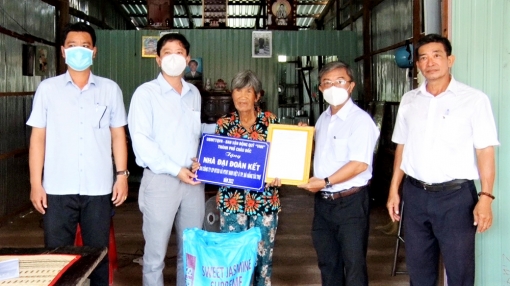 UBMTTQVN TP. Châu Đốc bàn giao 15 căn nhà Đại đoàn kết