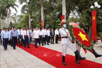 Chủ tịch Quốc hội dâng hương tưởng niệm Chủ tịch Hồ Chí Minh và các Anh hùng liệt sĩ