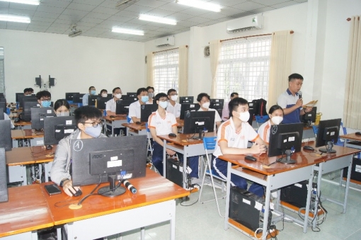 236 học sinh trường chuyên tham gia Kỳ thi Olympic 30/4 môn tiếng Anh trực tuyến