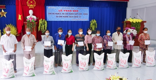 Trao 100 phần quà cho người dân Tri Tôn bị ảnh hưởng dịch bệnh COVID-19