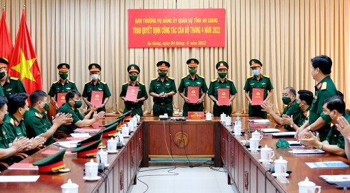 Trao quyết định công tác cán bộ cho 11 cán bộ thuộc lực lượng vũ trang An Giang