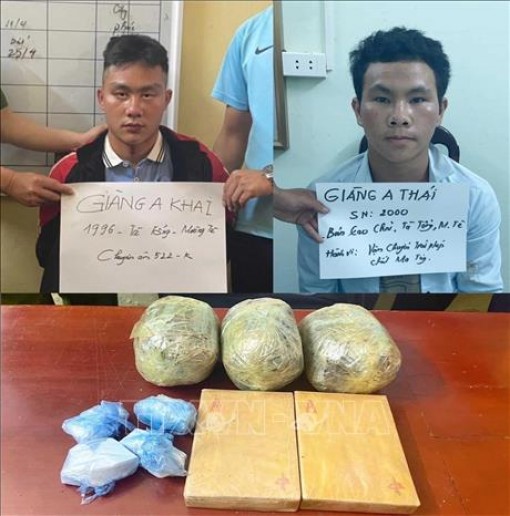 Bắt hai đối tượng vận chuyền gần 3 bánh heroin và 2,5 kg nhựa thuốc phiện