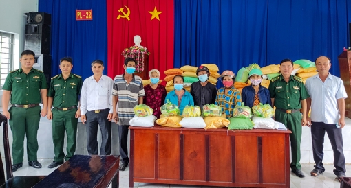 Tặng quà cho người nghèo biên giới Vĩnh Xương
