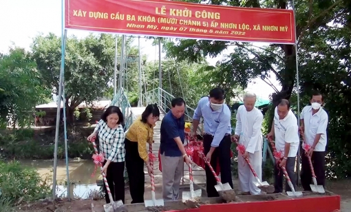 Công ty TNHH Thương mại- Dịch vụ DNU tài trợ 300 triệu đồng xây cầu nông thôn