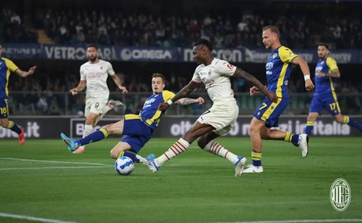 AC Milan thắng ngược Verona, tiến sát ngôi vô địch Serie A