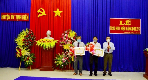 Huyện ủy Tịnh Biên trao Huy hiệu Đảng đợt 19/5