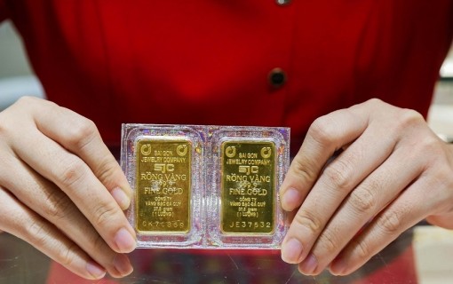 Giá vàng hôm nay 10/5: Vàng giảm mạnh, chứng khoán đổ dốc, USD tăng nhanh