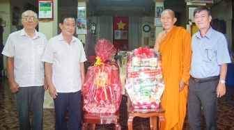 Chủ tịch UBMTTQVN tỉnh An Giang Nguyễn Tiếc Hùng thăm chùa, cơ sở Phật giáo nhân dịp Đại lễ Phật đản