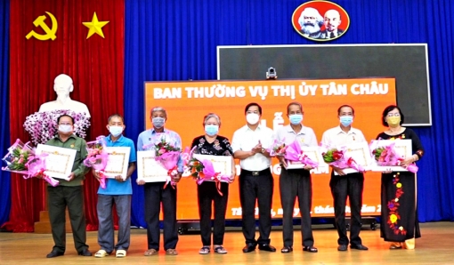 Ban Thường vụ Thị ủy Tân Châu trao Huy hiệu Đảng đợt 19/5