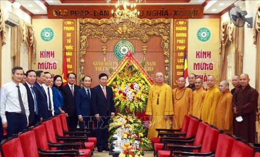 Phó Thủ tướng Thường trực Phạm Bình Minh chúc mừng Đại lễ Phật đản