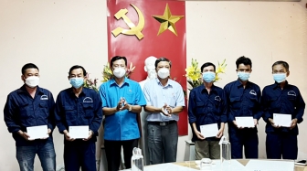 Liên đoàn Lao động tỉnh An Giang thăm doanh nghiệp và tặng quà công nhân lao động