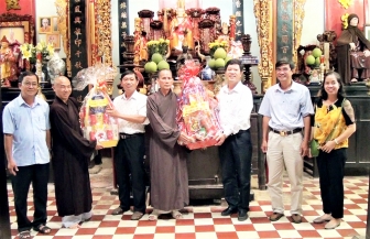 Thành ủy, HĐND, UBND, UBMTTQVN TP. Châu Đốc thăm, tặng quà các cơ sở thờ tự nhân Đại lễ Phật đản Phật lịch 2566