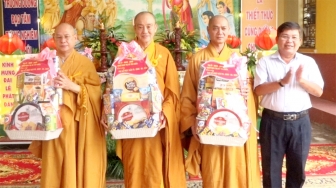 Thị ủy, HĐND, UBND, UBMTTQVN TX. Tân Châu thăm, tặng quà các chùa nhân Đại lễ Phật đản- Phật lịch 2566- Dương lịch 2022