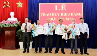 Thành ủy Châu Đốc tổ chức lễ trao Huy hiệu Đảng đợt 19/5/2022