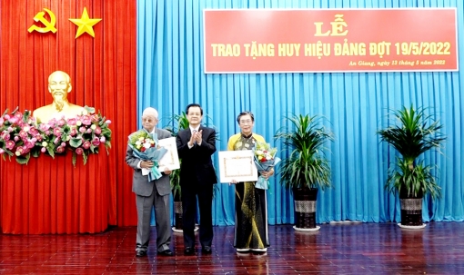Ban Thường vụ Tỉnh ủy  An Giang trao tặng Huy hiệu Đảng đợt 19/5/2022
