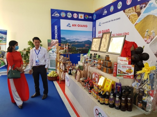 Cùng khai thác lợi thế đầu nguồn sông Cửu Long