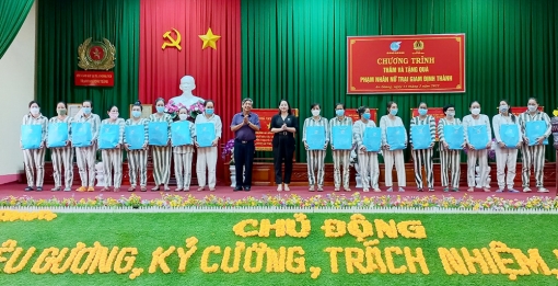 Hội Liên hiệp Phụ nữ An Giang tặng quà 300 nữ phạm nhân Trại giam Định Thành
