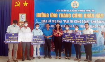 Liên đoàn Lao động huyện Phú Tân trao 12 “Mái ấm công đoàn”