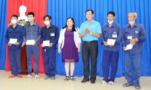 Liên đoàn Lao động tỉnh An Giang chia sẻ khó khăn với công nhân môi trường