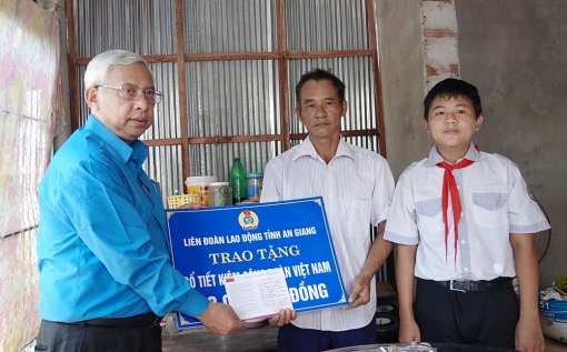 Liên đoàn Lao động tỉnh An Giang trao sổ tiết kiệm cho con đoàn viên mồ côi do COVID-19
