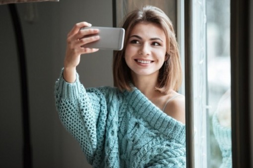 Mẹo selfie đẹp cho những cô nàng mặt tròn