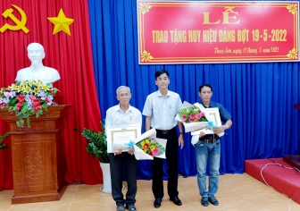 Ban Thường vụ Huyện ủy Thoại Sơn trao Huy hiệu Đảng đợt 19/5 cho 11 đồng chí cao niên tuổi Đảng