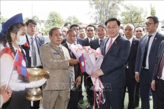 Chủ tịch Quốc hội Vương Đình Huệ thăm trường Dân tộc nội trú Champasak