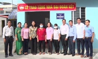 Đảng ủy, UBND, UBMTTQ Việt Nam phường Bình Đức bàn giao và khởi công nhà cho hộ cận nghèo