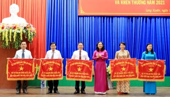 TP. Long Xuyên tổ chức kỷ niệm 132 năm Ngày sinh Chủ tịch Hồ Chí Minh và trao Huy hiệu Đảng đợt 19/5