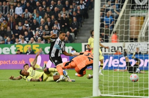 Bị Newcastle bóp nghẹt, Arsenal vỡ mộng Champions League