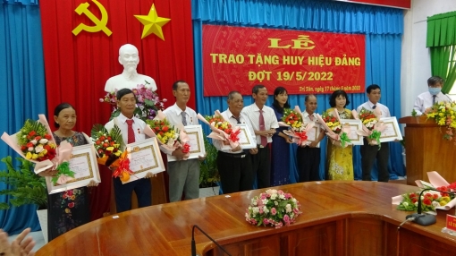 Tri Tôn có 15 đồng chí nhận Huy hiệu Đảng đợt 19/5