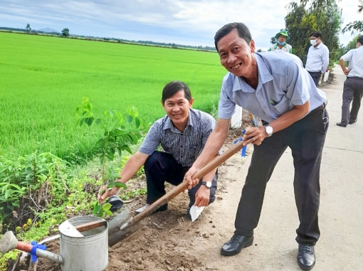 Trồng gần 2.000 cây xanh tại xã Núi Voi