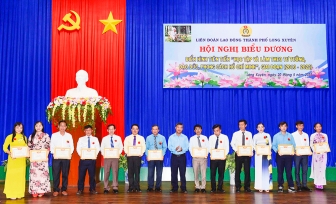 Biểu dương điển hình tiên tiến “Học tập và làm theo tư tưởng, đạo đức, phong cách Hồ Chí Minh” trong công nhân viên chức lao động TP. Long Xuyên giai đoạn 2013- 2022