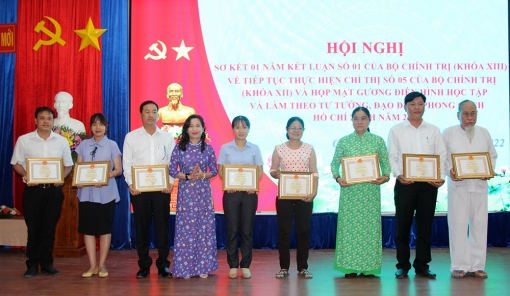 Ban Thường vụ Huyện ủy Chợ Mới sơ kết 1 năm thực hiện Kết luận 01-KL/TW, họp mặt gương điển hình học tập và làm theo Bác