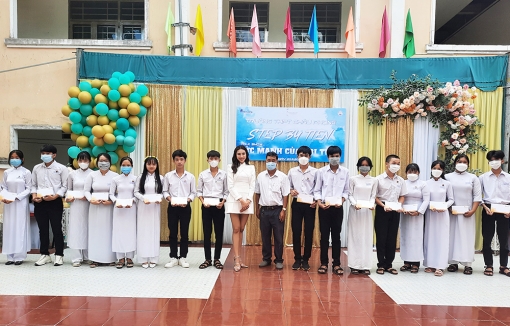 Hoa hậu Hòa bình thế giới Nguyễn Thúc Thùy Tiên tham gia Talkshow  “Sức mạnh của tri thức” tại Trường THPT Châu Phong