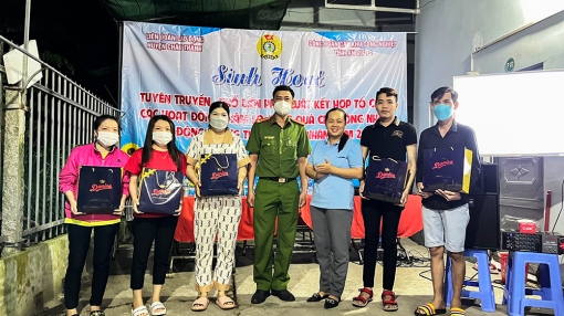 Tuyên truyền, phổ biến pháp luật kết hợp hoạt động chăm lo, tặng quà cho đoàn viên, công nhân lao động