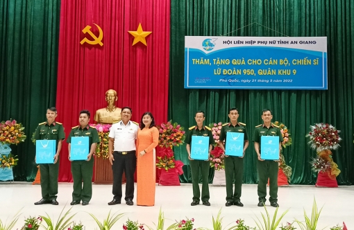 Hội Liên hiệp Phụ nữ An Giang thăm, tặng quà động viên cán bộ, chiến sĩ Lữ đoàn 950, Quân khu 9