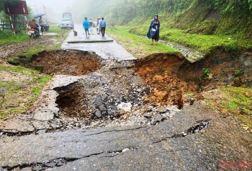 Sạt lở lớn, gây ách tắc giao thông cục bộ tỉnh lộ 155  ở Sa Pa