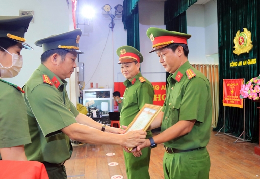 Công an An Giang hướng về nhân dân