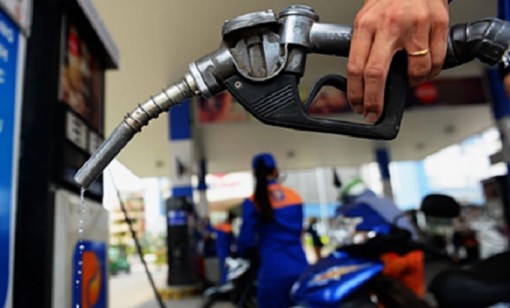 Xăng tăng gần 700 đồng, lập kỷ lục hơn 30.000 đồng/lít