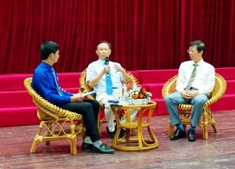 Sinh viên Đại học An Giang giao lưu với nhà văn Nguyễn Tấn Phát