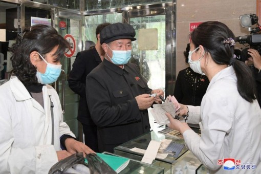 Triều Tiên xét nghiệm bệnh phẩm từ sông hồ, rác thải truy tìm COVID-19