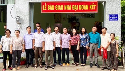 Bàn giao 2 căn nhà Đại đoàn kết cho hộ có hoàn cảnh khó khăn ở Mỹ Hòa