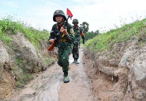 “Hoa hồng trước gió tung bay…”
