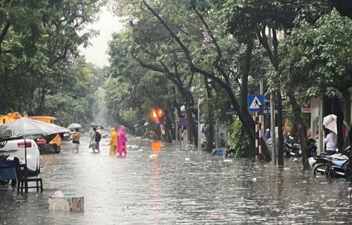 Sau cơn mưa kỷ lục 36 năm ở Hà Nội: Cảnh báo sẽ có mưa đá, úng ngập