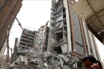Iran để tang các nạn nhân trong vụ sập tòa nhà 10 tầng