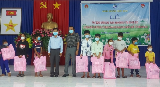 200 phần quà cho trẻ em có hoàn cảnh đặc biệt tại huyện Tri Tôn và Tịnh Biên