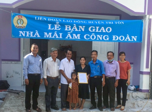 Liên đoàn Lao động huyện Tri Tôn bàn giao "Mái ấm công đoàn"